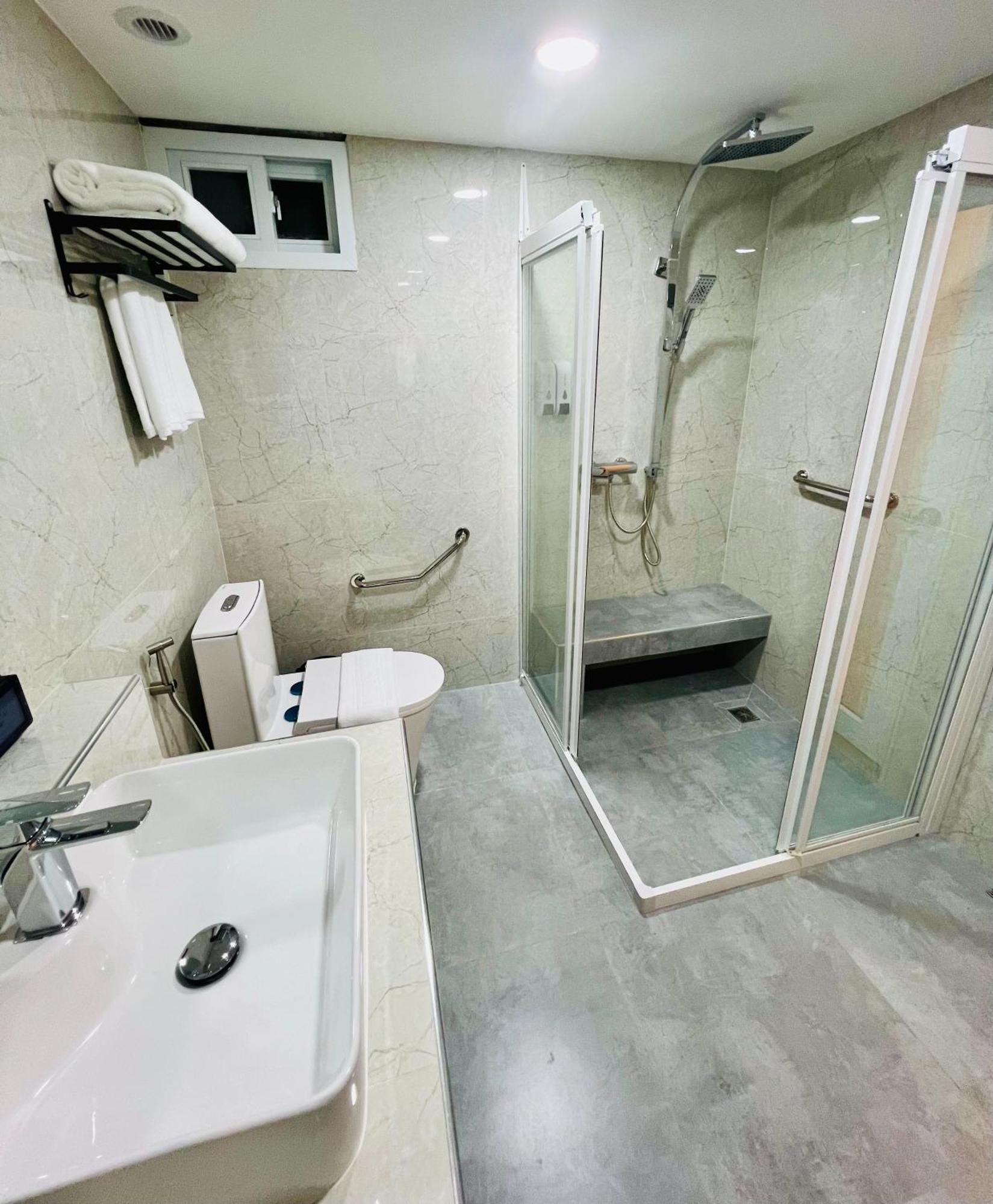 Emiri Hotel - Nana Bangkok Exteriör bild