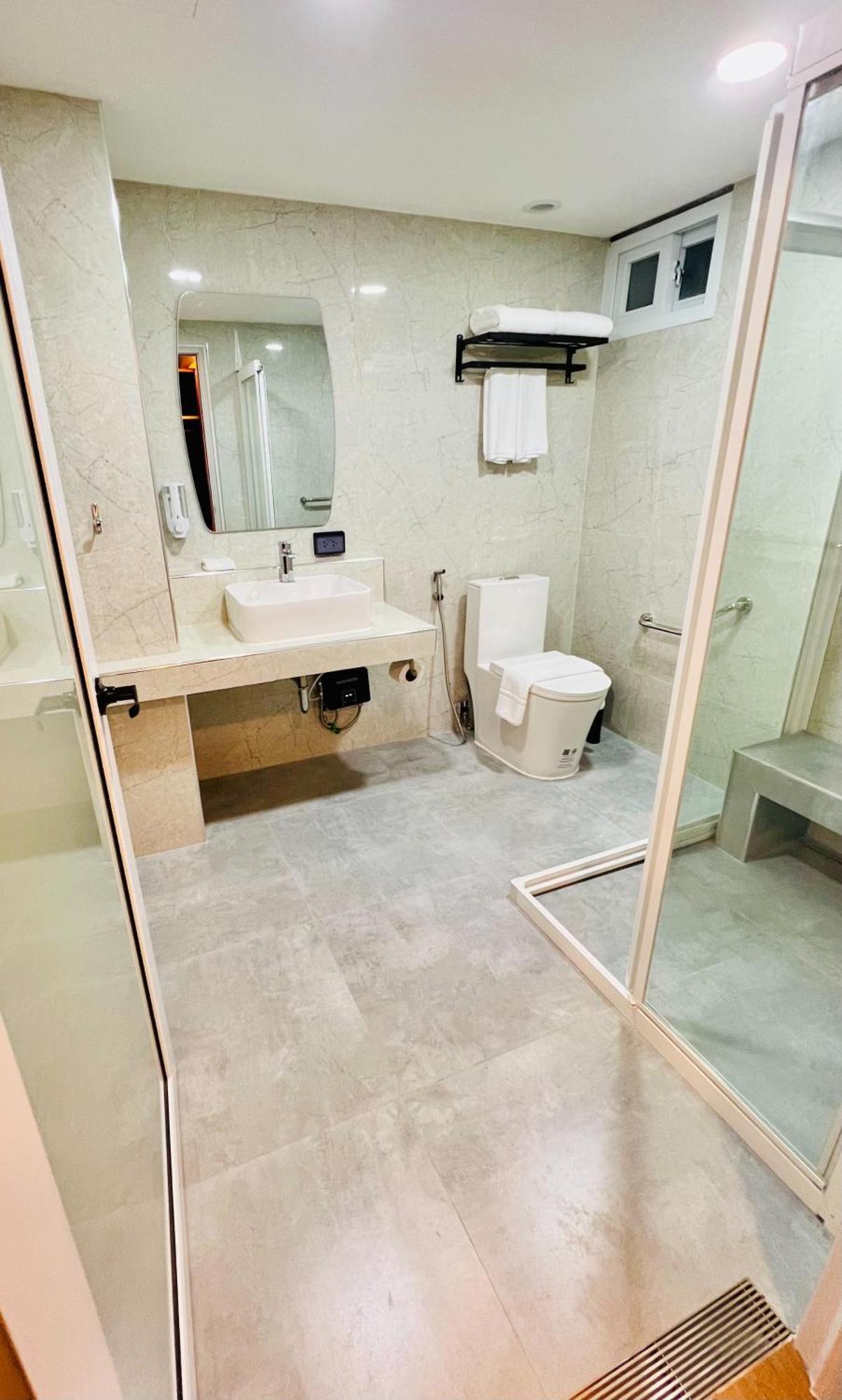 Emiri Hotel - Nana Bangkok Exteriör bild