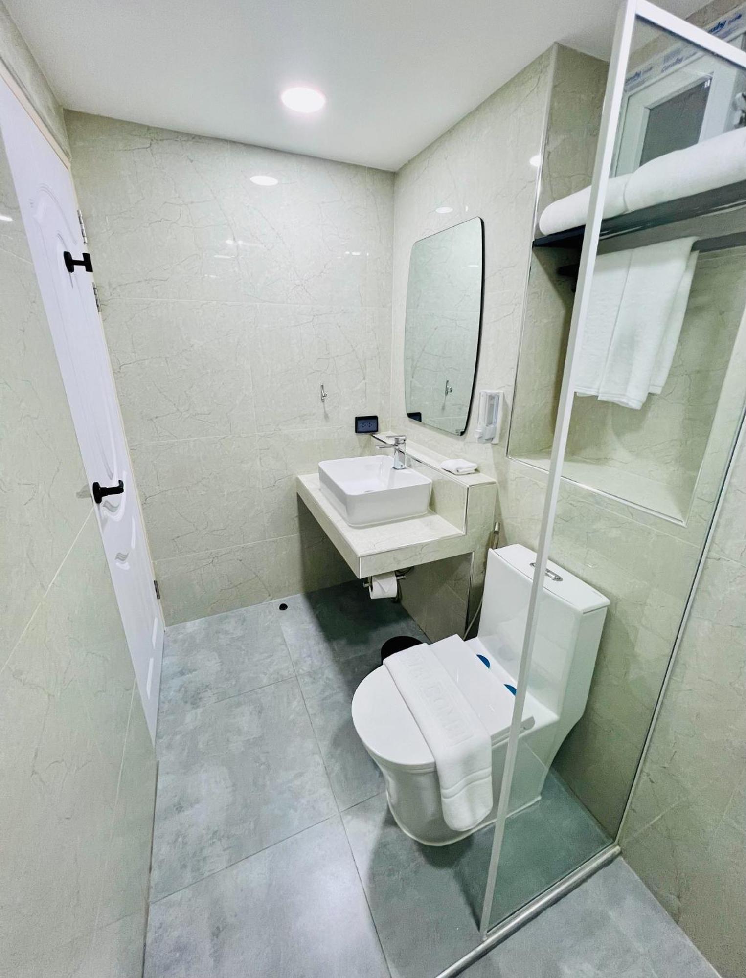 Emiri Hotel - Nana Bangkok Exteriör bild